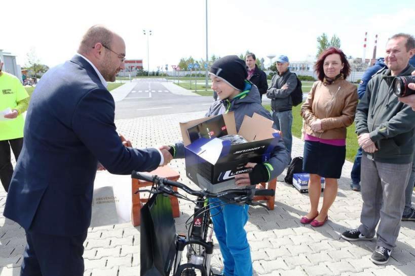 Šéf odboru prevencie kriminality Jozef Halcin odovzdáva ocenenia